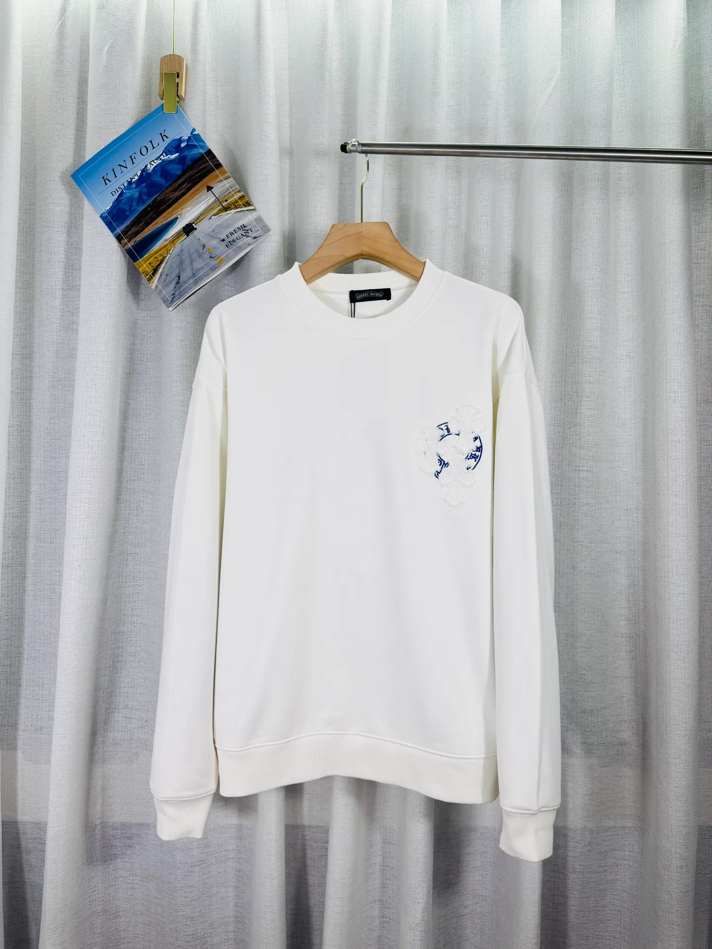 P260 top version, real shot without P, ​​different from market currency) 𝗖𝗵𝗿𝗼𝗺𝗲 𝗛𝗲𝗮𝗿𝘁𝘀/Cro Heart 2025 washed patch embroidery autumn and winter new original single counter American laser burnt 3D three-dimensional color embroidered couple casual sweatshirt 👑The highest version! Customized fabric 430g tripe terry fabric! American acid-washed and distressed original fabric laser burnt ✟appliqué embroidery and exquisite embroidery of letters! The best-selling model in the counter, very comfortable to wear. Accessories: original molded and authenticated collar label➕100% silk wash label. Genuine purchase-grade original hangtag➕matching hanging rope➕3D hanging beads➕original packaging bag. Craftsmanship: The original version has consistent wiring! The highest version of the armhole matching technique! Color: White Black Size: S M L XL Style Number: 25-357
